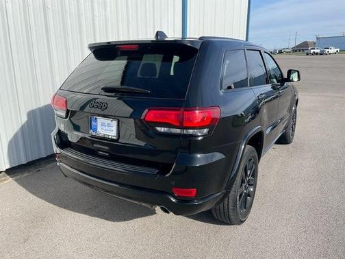 Photo 3 of 26 of 2018 Jeep Grand Cherokee Altitude