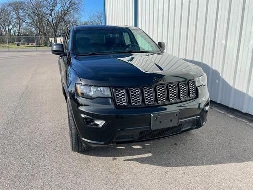 Photo 4 of 26 of 2018 Jeep Grand Cherokee Altitude