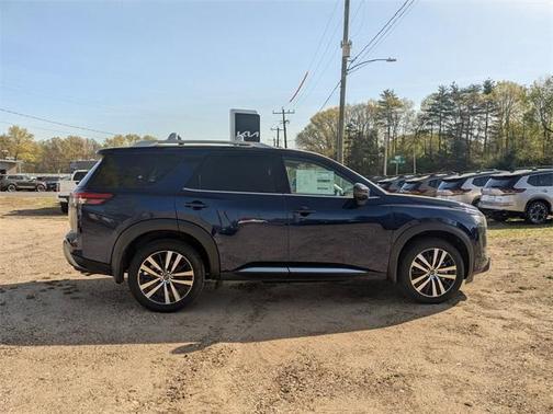 2025 Nissan Pathfinder Platinum