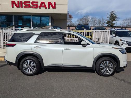 2022 Nissan Pathfinder SL