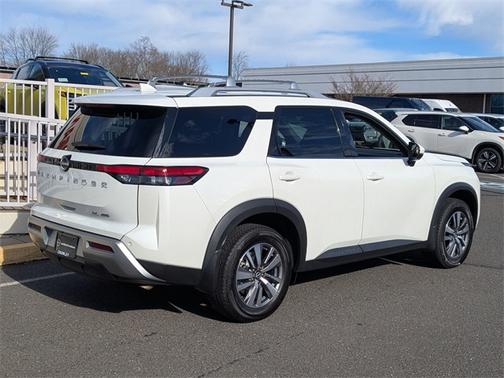 2022 Nissan Pathfinder SL