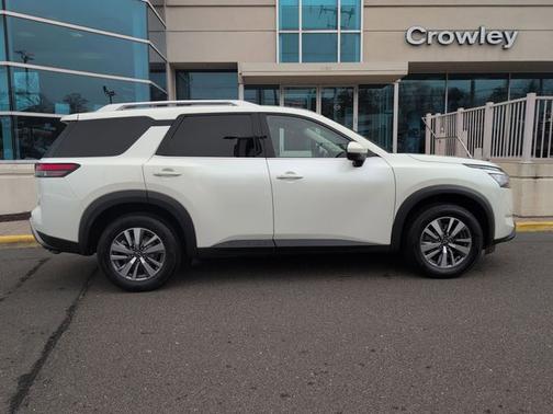 White 2023 Nissan Pathfinder SL