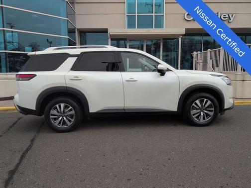 White 2023 Nissan Pathfinder SL