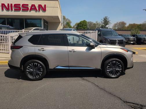 Champagne Silve 2025 Nissan Rogue Platinum