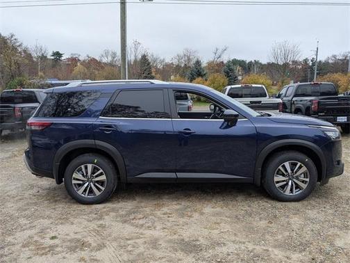 2025 Nissan Pathfinder SL