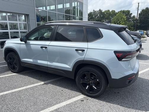 2025 Volkswagen Taos SE Black