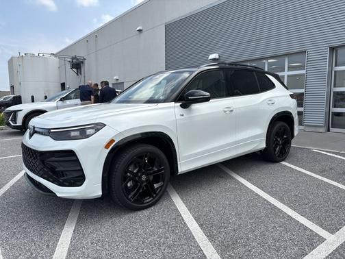 2025 Volkswagen Tiguan SE R-Line Black
