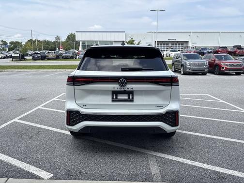 2025 Volkswagen Tiguan SE R-Line Black