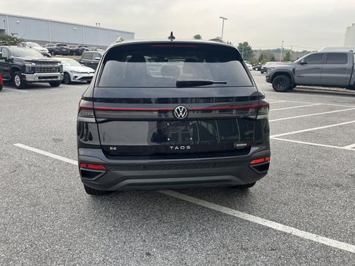 2025 Volkswagen Taos SE Black