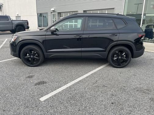 2025 Volkswagen Taos SE Black