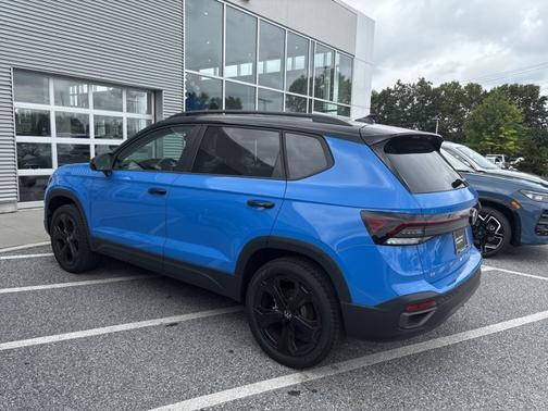 2025 Volkswagen Taos SE Black