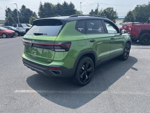 2025 Volkswagen Taos SE Black