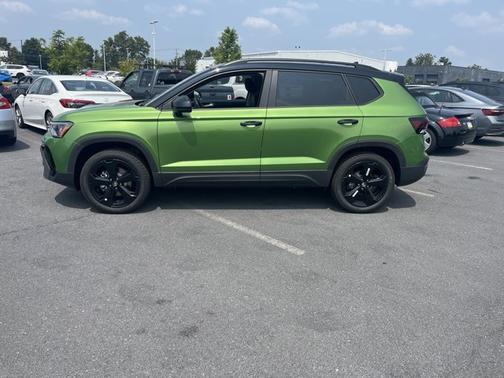 2025 Volkswagen Taos SE Black