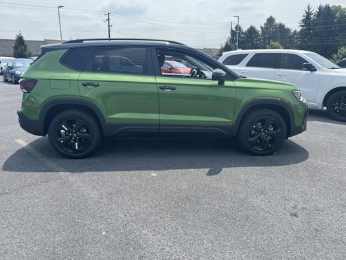 2025 Volkswagen Taos SE Black