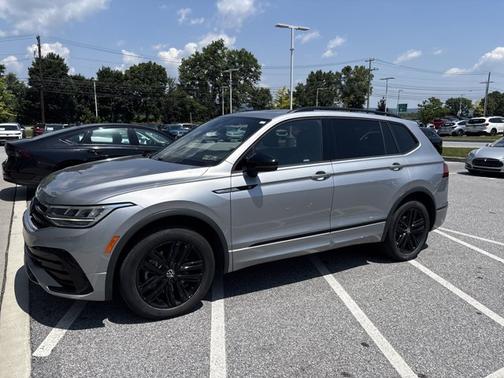 2022 Volkswagen Tiguan SE R-Line Black