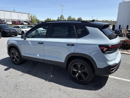 2025 Volkswagen Taos SE Black