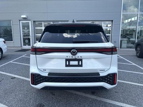 2025 Volkswagen Tiguan SE R-Line Black