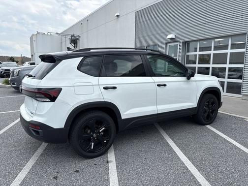 2025 Volkswagen Taos SE Black