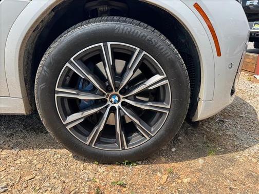 White Metallic 2024 BMW X6 xDrive40i
