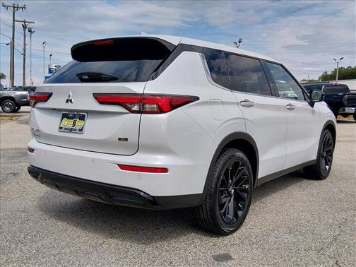 SELECT 2024 Mitsubishi Outlander SE