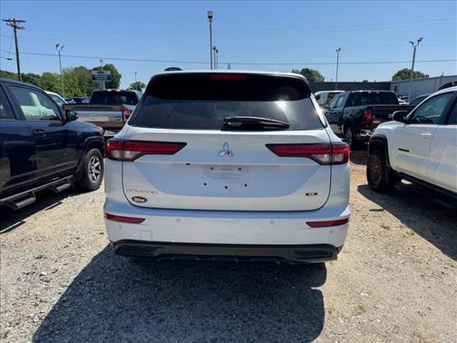 SELECT 2024 Mitsubishi Outlander SE