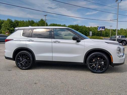 SELECT 2024 Mitsubishi Outlander SE