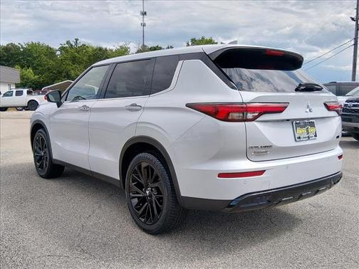 SELECT 2024 Mitsubishi Outlander SE