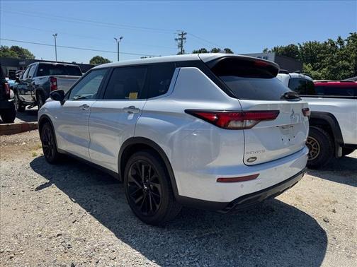SELECT 2024 Mitsubishi Outlander SE