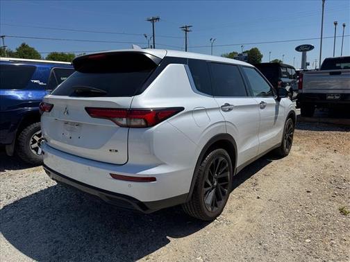 SELECT 2024 Mitsubishi Outlander SE