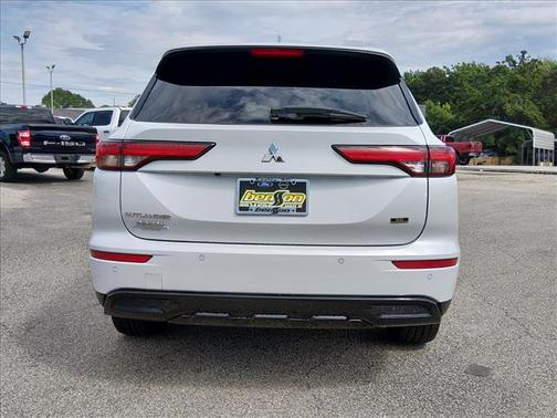 SELECT 2024 Mitsubishi Outlander SE