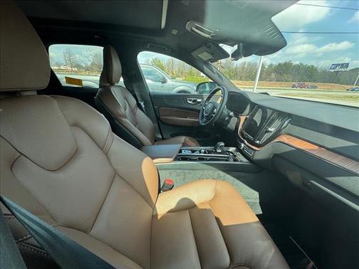 2023 Volvo XC60 B5 Plus Dark Theme