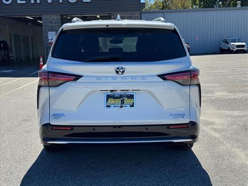 Pearl 2022 Toyota Sienna Platinum 7 Passenger