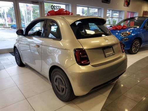 2025 FIAT 500e Base