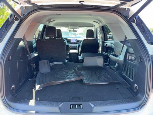 Star White Metallic Tri-Coat 2024 Ford Explorer XLT