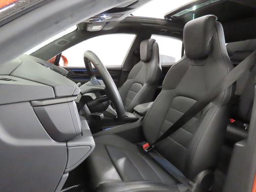 2025 Porsche Macan Turbo