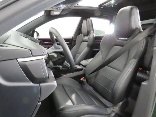 2025 Porsche Macan 4