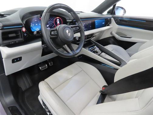 2024 Porsche Macan Turbo