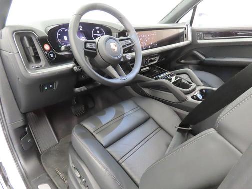 2025 Porsche Cayenne AWD