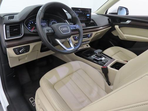 Glacier White Metallic 2022 Audi Q5 40 Premium