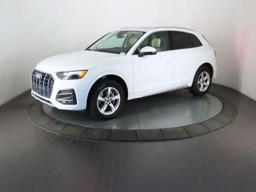 Glacier White Metallic 2022 Audi Q5 40 Premium
