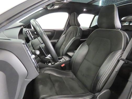 Crystal White 2019 Volvo XC40 R-DESIGN