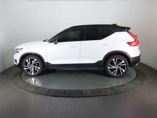 Crystal White 2019 Volvo XC40 R-DESIGN