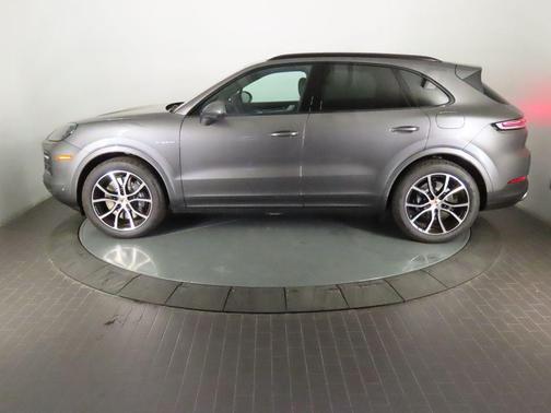 Quartzite Grey Metallic 2026 Porsche Cayenne AWD