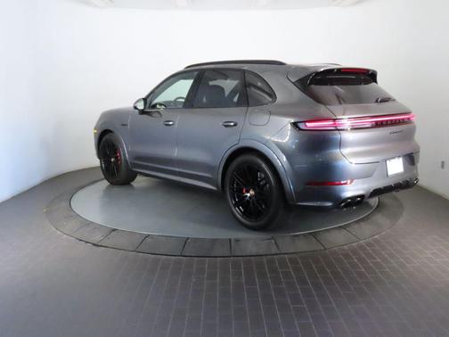 Quartzite Grey Metallic 2026 Porsche Cayenne S