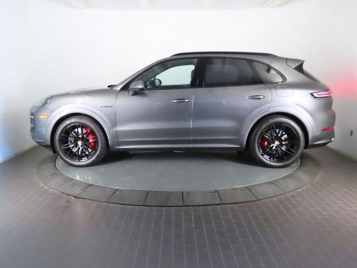 Quartzite Grey Metallic 2026 Porsche Cayenne S