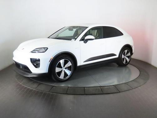 White 2025 Porsche Macan 4