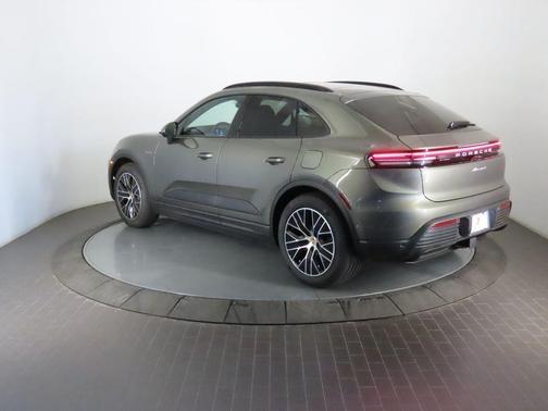 Aventurine Green Metallic 2026 Porsche Macan 4