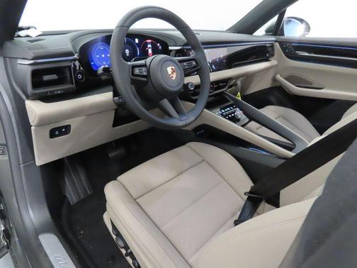 Aventurine Green Metallic 2026 Porsche Macan 4