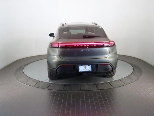 Aventurine Green Metallic 2026 Porsche Macan 4