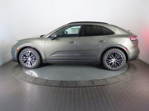 Aventurine Green Metallic 2026 Porsche Macan 4